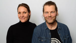 Johanna Nordblad ja Jarkko-Juhani Henttonen yhteiskuvassa.