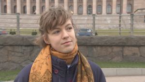Elsa Korkman är med i arbetsgruppen för medborgarinitiativet för samtyckeslag i Finland. Elsa Korkman utanför riksdagshuset.
