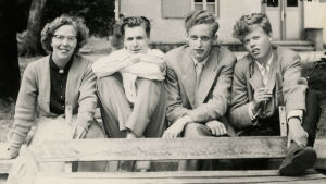 Meri, Martti Vuorenjuuri, Seppo Heikinheimo ja Ilkka Kuusisto Darmstadtissa 1957. Meri Louhos, Martti Vuorenjuuri, Seppo Heikinheimo ja Ilkka Kuusisto Darmstadtissa 1957.