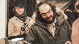 Elokuvaohjaaja Stanley Kubrick, takana hänen assistenttinsa Leon Vitali