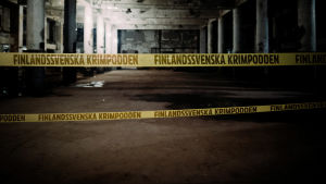 Morden i Pirilö intresserade poddlyssnarna mest i år. En mörk källare avspärrad med polistejp med texten "Finlandssvenska krimpodden". Bildkollage.