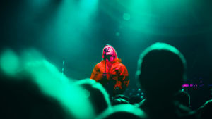 Tove Styrke tunnustautuu kontrollifriikiksi, jonka on vaikea päästää ulkopuolisia mukaan musiikintekoprosessiinsa. Tove Styrke lavalla Tavastialla.