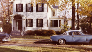 – Rochester, 11 Arnold Park. Huoneeni yksi ikkuna ylhäällä oikealla. Meri Louhoksen koti Rochesterissa 1960.