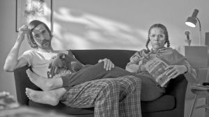 Vissa klarar inte av att säga "jag älskar dig" till sin partner. Mies ja nainen istuvat sohvalla.