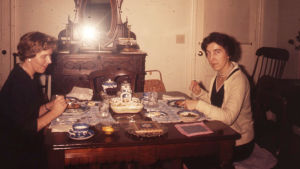 Merin ja luxemburgilaisen stipendiaattiystävä Amelién lähtöaamiainen Rochesterissa ennen kiertomatkaa. Meri Louhos ja ystävänsä Amelié Rochesterissa 1960.