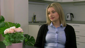 Nina Hägens kunder är företag, affärsresenärer, finländska och utländska arbetare, allt från försäljare och byggarbetare till ingenjörer och läkare. Och lokala som tvingas flytta ut ur sitt hem exempelvis på grund renovering, vattenskada eller brandskada.. Kvinna som sitter i ett kök.