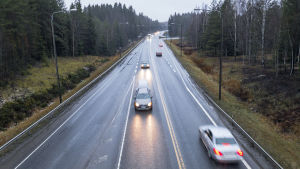Finland är ett glestbefolkat land och att bygga ut kollektivtrafiken för att ersätta bilar kräver stora investeringar. Men kan det i längden bli billigare än skadorna av klimatförändringen? Det är en svår men viktig fråga för de som försöker räkna på klimatpolitikens effekt på ekonomin. Liikennettä ysitiellä Tampereella