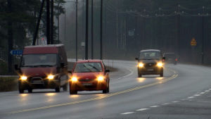 Hastighetsbegräsningen är 60 kilometer i timmen i Horsbäck för att korsningarna ska vara säkrare. Trafik på riksväg 25.