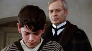 Alexander (Bertil Guve) ja piispa Edvard Vergerus (Jan Malmsjö) Itkevä Alexander (Bertil Guve) ja hänen takanaan piispa Edvard Vergerus (Jan Malmsjö) elokuvassa Fanny ja Alexander
