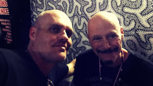 I Miami träffade jag Bob Kulick och köpte ett signerat kort för 20 dollar. Lasse Grönroos med gitarristen Bob Kulick i Miami.