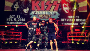 Vår hytt fick posera på scenen där Kiss spelade. Lasse Grönroos, Markpo Syrjälä och Tuomas Roos poserar på scenen på Kiss kruise VIII 2018.