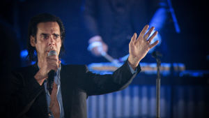 Nick Cave lavalla 2017. Kuva konserttielokuvasta Distant Sky.