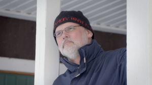 När allting rasat samman, vem kan då bygga upp igen? När allt är förgängligt, vem kan då säga vad som är beständigt? När själen är trött, hur ska den då få vila? När livsbågen spänts för hårt, hur ska den då finna rätt läge? När allting har tystnat, dött, hur ska det då få liv igen? (Ur dikt av Anders Blomberg.) anders blomberg tänker