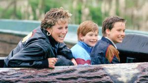 Prinsessan Diana med sönerna Harry och William. Prinsessa Diana poikiensa Williamin ja Harryn kanssa huvipuistossa