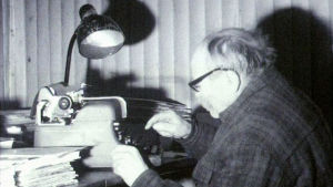 August Wilhelm Pyölniittu työnsä äärellä vuonna 1968.