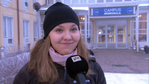 Linnea Halonen är Närpesbo. Linnea Halonen intervjuas vid Campus Norrvalla.