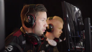Docstop: Inside ENCE Kaksi nuorehkoa miestä istuu tietokonenäyttöjen edessä luurit korvilla.