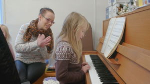 Jag skulle avsky mig själv om jag inte klarade av att ta hand om mina egna barn, säger Petra. Att vara deras mamma är min uppgift här i världen. petra applåderar då hennes dotter spelar piano