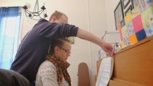 Petras lillebror Putte spelar inget instrument, men försöker hjälpa Petra vid pianot. Kan du vända blad när jag har kommit hit? frågar Petra. Vad menar du med hit? säger Putte. Jag kan ju inte läsa noter. Petra Grönqvist spelar och hennes bror Putte håller i noterna