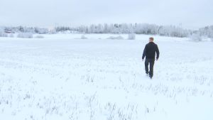 Christoffer Damén hade planerat att övergå till ekologiskt jordbruk nästa år. Nu verkar det inte bli av. En man går på en snöig åker.