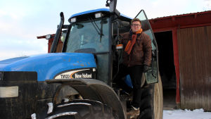Veli-Matti Marjamäki ska nu återgå till jobbet som jordbrukare. Veli-Matti Marjamäki vid traktor