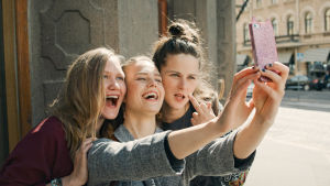 Elokuvan nuoret naispäähenkilöt ottavat itsestään selfien