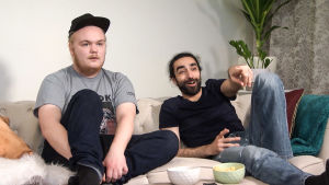 Omar ja Mika istuvat sohvalla.