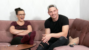 Laura ja Ville nauravat tv-ohjelmalle.