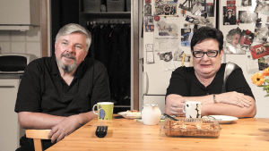 Jorma ja Soile katsovat tv:tä keittiössä.