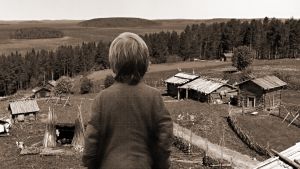 Kuvituskuva kuunnelmaan Mahtimiehen poika. Pojan selkä ja keskiaikainen kylä.