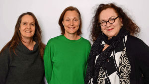 Psykologi Pia Charpentier, kirurgi Henna Sammalkorpi ja lihavuusleikkauksessa ollut dokumentaristi Tuula Rajavaara puhuivat lihavuusleikkauksesta Radio Suomessa 14.1.2019. Kolme naista hymyilee.