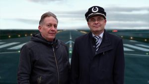 Kuvassa näyttelijä Sami Kojonen (vas.) ja lentokapteeni Jari Veromaa Kuvassa näyttelijä Sami Kojonen ja lentokapteeni Jari Veromaa