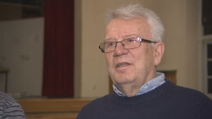 Sven Sid anser att amatör- och proffsteatrar inte konkurrerar. Amatörteater och proffsteater är inte konkurrenter eftersom de amatörskådespelare han jobbat med gärna också se proffsteater. Sven Sid