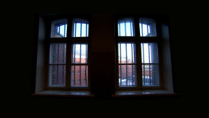 Vankilan ikkunat.