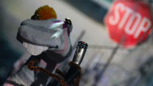 Kanske den sjungande punk-strumpan Polle Pop dyker upp i en saga? Strumpartisten Polle Pop sjunger låten Ett monster i min kropp i den första semifinalen av Strumphittarna 2018.