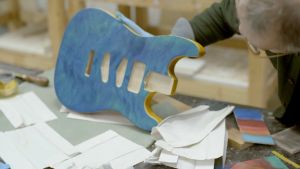 Kitara on saanut sinisen värin kanteensa.