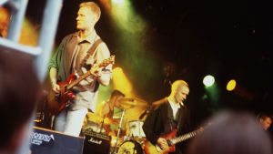 Rock-yhtye YUP soittaa Provinssirockin esiintymislavalla v. 1997. Provinssirock 1997. Rock-yhtye YUP soittaa esiintymislavalla.