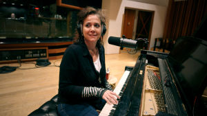 Lisa Coleman soittaa pianoa studiossa