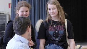 Pappa Niklas Flykt (t.h.) med dotter Ronja (t.v.) och hennes skolkamrat. Niklas & Ronja Flykt