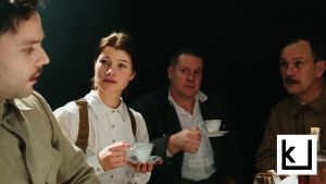 Kolme upseerismiestä ja nainen juomassa pöydän ääressä kahvia ja konjakkia. Rooleissa Pyry Nikkilä, Roosa Södeholm, Santtu Karvonen ja Robin Svartström.