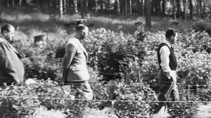 Suomen-matkan aikana Himmler ja Kersten tutkivat puutarhojen kasvustoa ja kävivät muun muassa sienestämässä. Stressaantuneen ja kivuista kärsivän Himmlerin on kerrottu olleen riippuvainen hierojastaan Kerstenistä. Felix Kersten, Heinrich Himmler ja Jukka Rangell kävelevät ulkona.