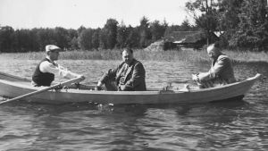 It is said that on one summer day in the town of Luopioinen, Himmler, commander of the SS, brought up the subject of transferring all of Finland’s Jews to Germany, but Prime Minister Rangell said that “the Jews are not an issue in Finland”. In the photo Rangell rows, Kersten sits in the middle and Himmler sits in the rear. Jukka Rangell, Felix Kersten ja Heinrich Himmler soutuveneessä.