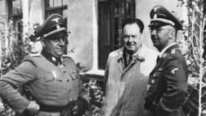 Felix Kersten massaged Himmler, who suffered from severe stomach pains, for the first time as early as 1939. Felix Kersten ja Heinrich Himmler seisovat kolmannen henkilön kanssa.
