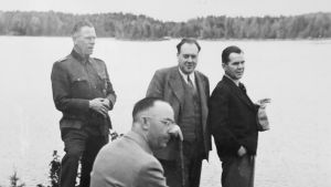 Josef Kiermayer, Heinrich Himmler, Felix Kersten, and J.W. Rangell are spending time on Lake Kukkiajärvi. National Archive documents reveal that Himmler had actually planned to spend his vacation in Germany, but changed his mind due to Kersten’s continued suggestions on the matter. Felix Kersten ja Heinrich Himmler pääministeri Rangellin mökillä Suomessa 1942