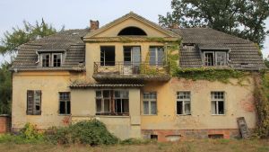 The main building of the Gut Hartzwalde farm, which Felix Kersten used to own, in 2018. Former home estate of Felix Kersten in Gut Harzwalde.