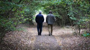 John Berstein and Arto Koskinen walking at the grounds of Felix Kersten's old estate at Gut Harzwalde. Arto Koskinen ja John Bernstein kävelevät Gut Harzwalden bunkkerialueella