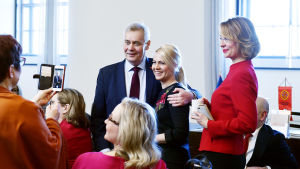 Många ville fotograferas tillsammans med Antti Rinne. SDP:s ordförande Antti Rinne återvänder från sjukledigheten.