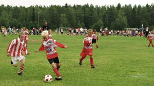 Kuvan juniorijalkapalloilijat eivät liity tapaukseen Juniorijalkapalloilijoita