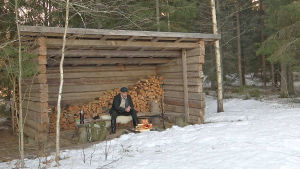 Kenneth Levin vid en grillplats i Pockar. Kenneth Levin vid en grillplats i Pockar.