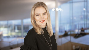 Puhu Muru -bloggari Marja Kihlström Helsingin keskuskirjasto Oodissa.